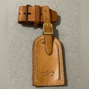 ❣️ Authentic Louis Vuitton hangtag & poignant.